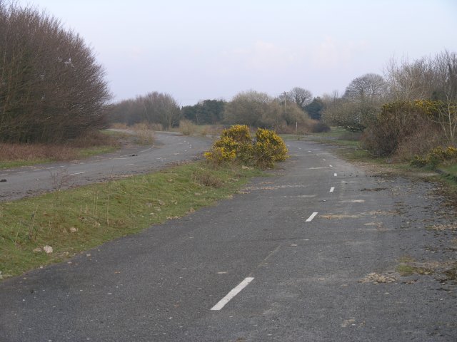 A48 도로의 버려진 구간 - geograph.org.uk - 378132