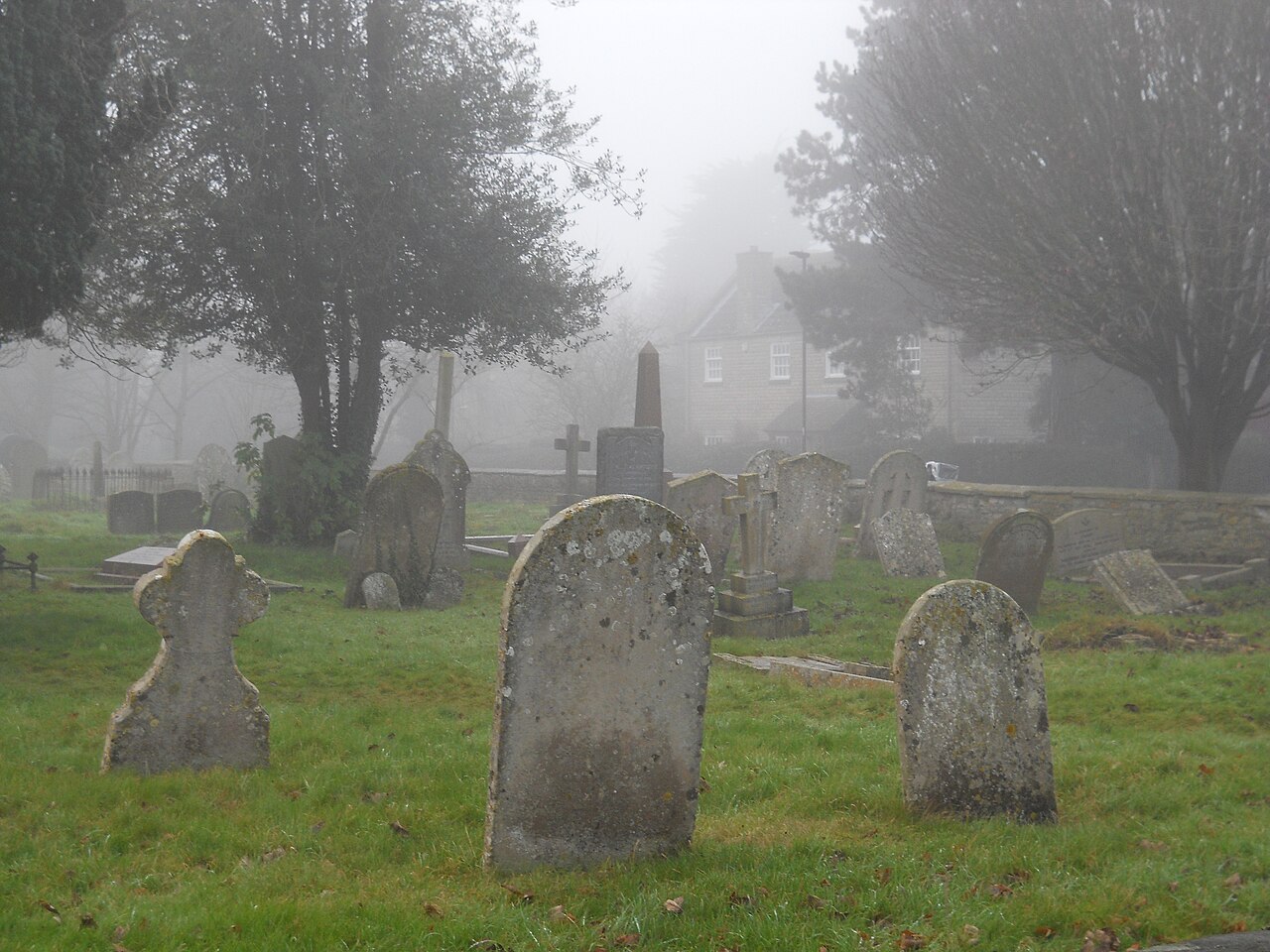 안개 낀 날의 글린턴 세인트 베네딕트 교회 묘지 - geograph.org.uk - 5247780