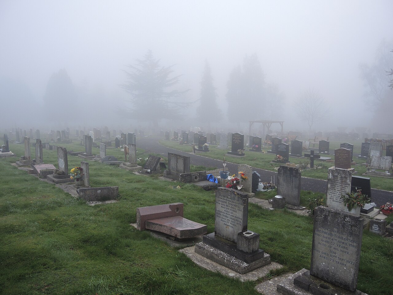 안개 낀 요빌 묘지 - geograph.org.uk - 8227216