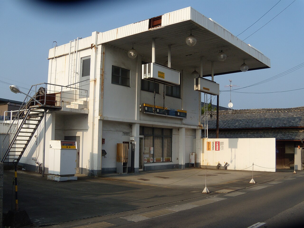 버려진 주유소